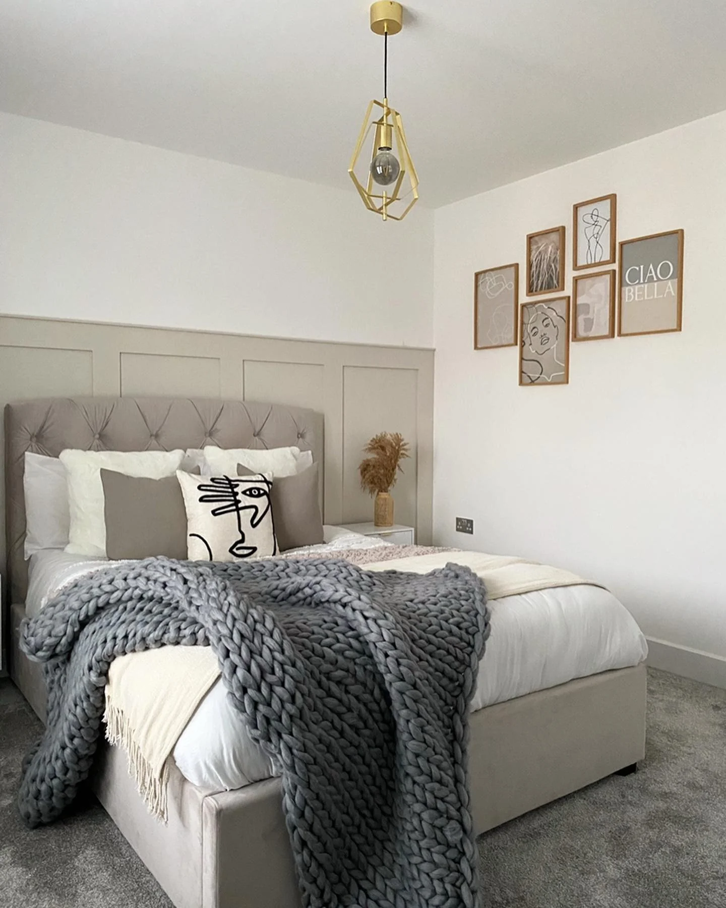 17. Minimalist Warmth with Bold Knits (Spare Bedroom Ideas)