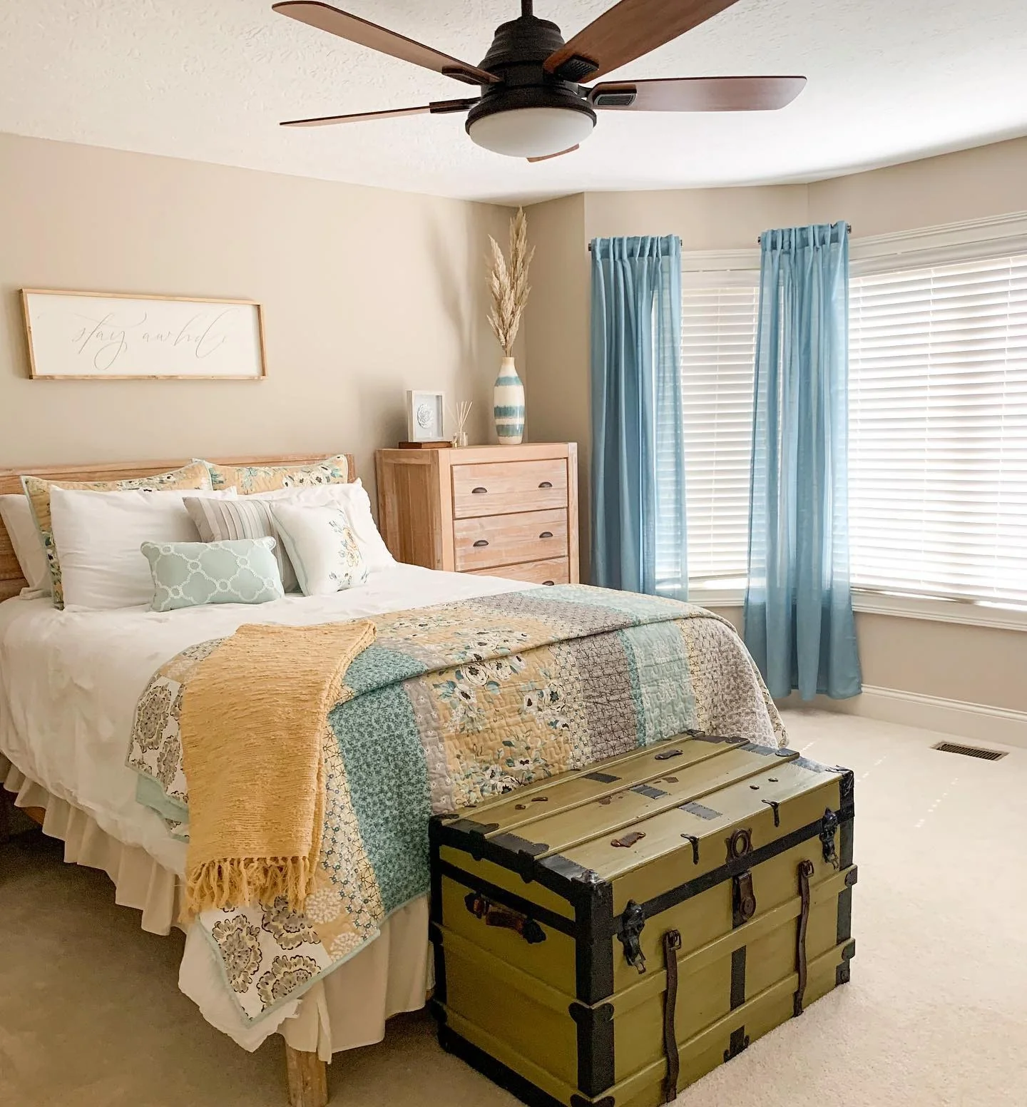 15. Soft Pastels and Country Touches (Spare Bedroom Ideas)