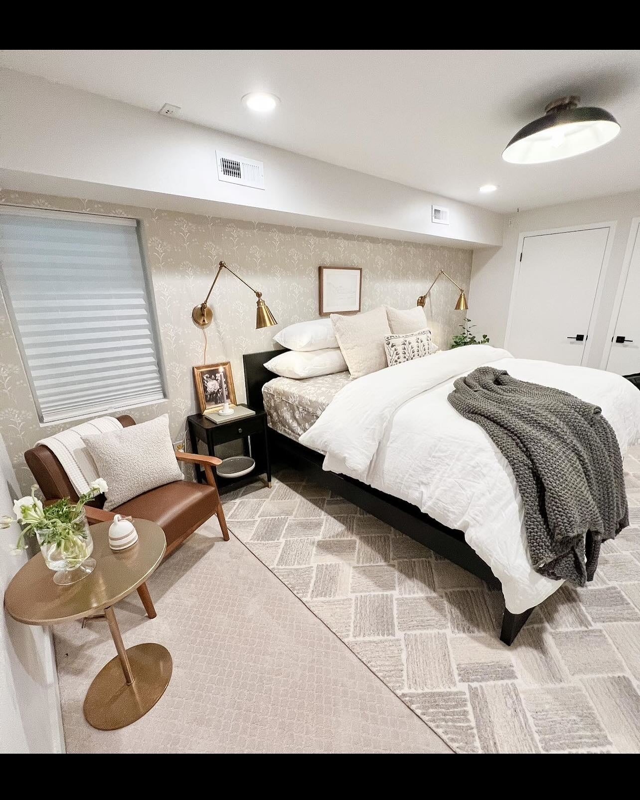 24. Neutral Foundation with Rich Brass Details (Spare Bedroom Ideas)