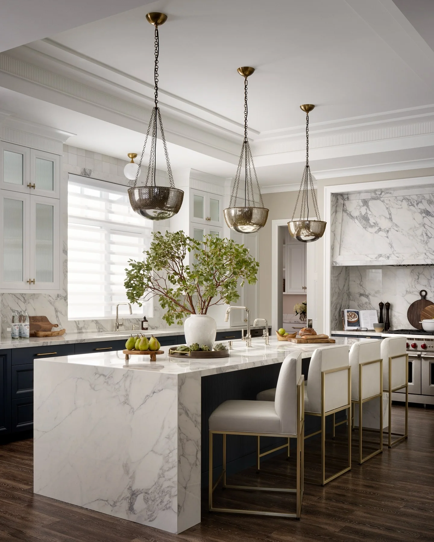 6. White Marble Island with Gold Framed Seating (Vintage Kitchen Ideas)