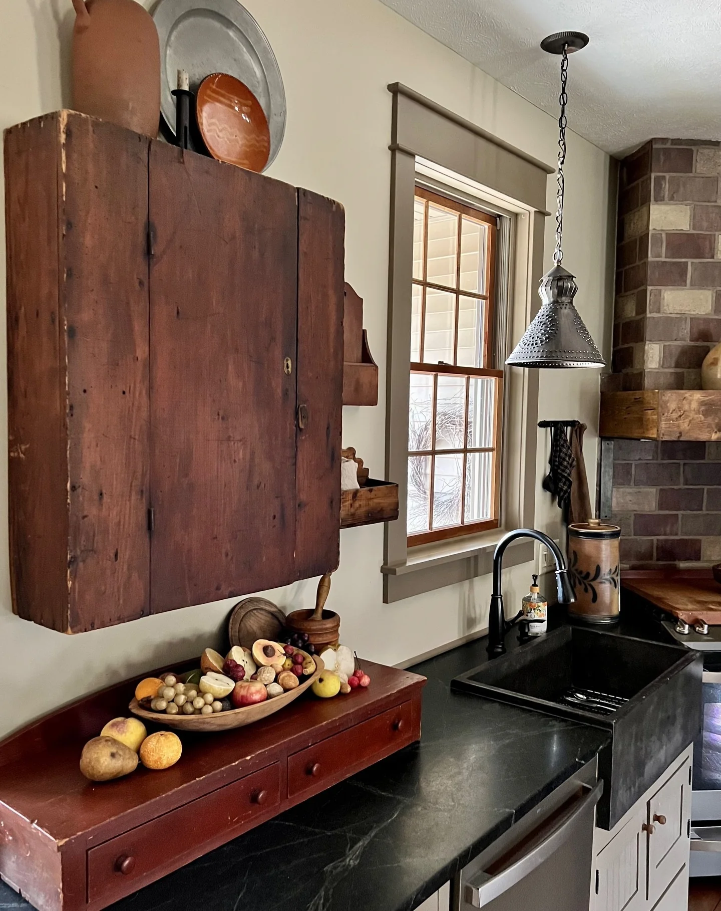 14. Primitive Touches with Soapstone Contrast (Vintage Kitchen Ideas)