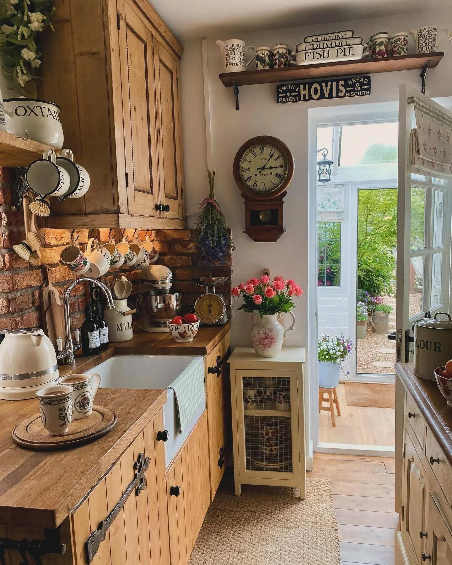 13. Country Collectibles and Butcher Block Appeal (Vintage Kitchen Ideas)