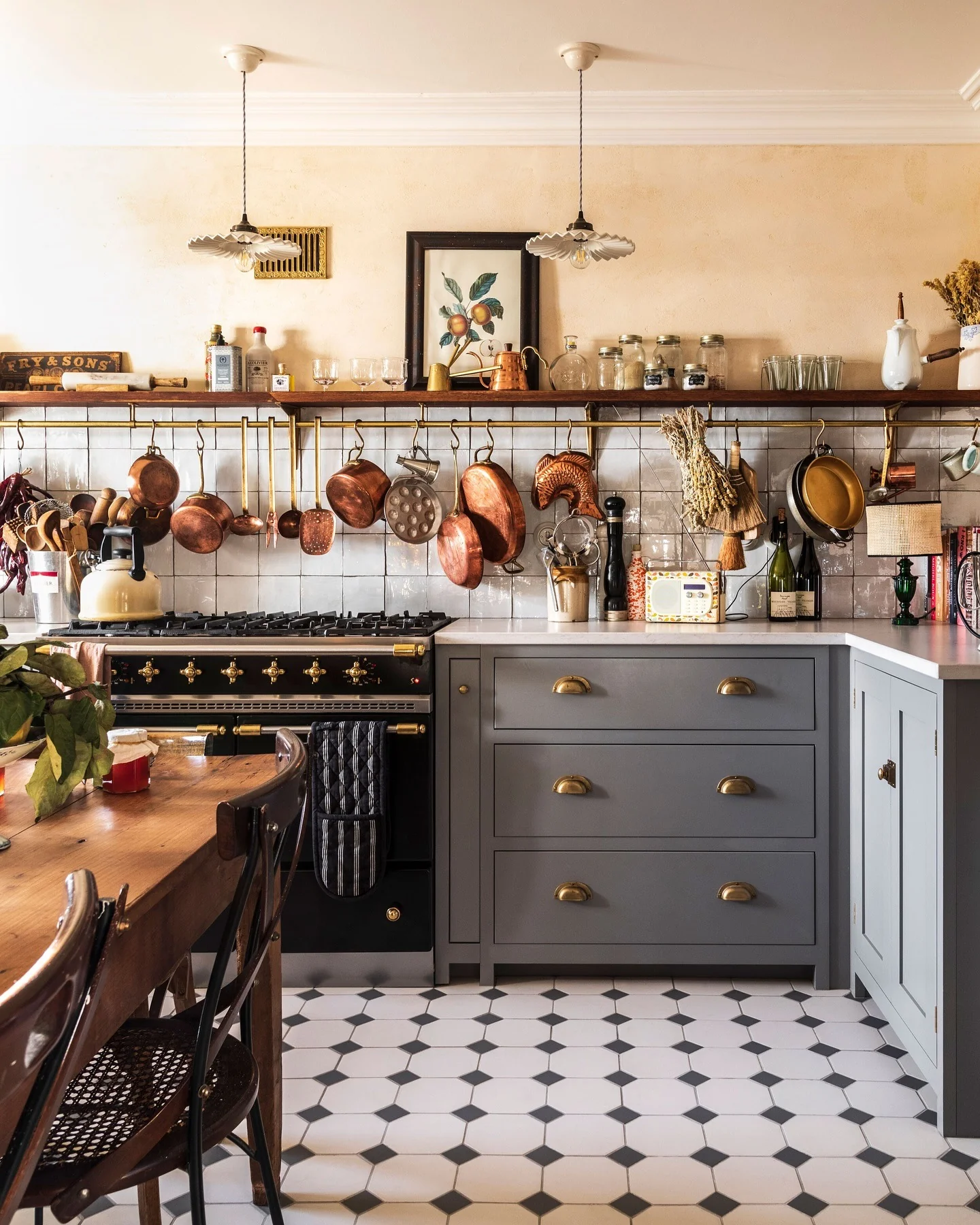 20. Checkerboard Tile and French Range Grandeur (Vintage Kitchen Ideas)