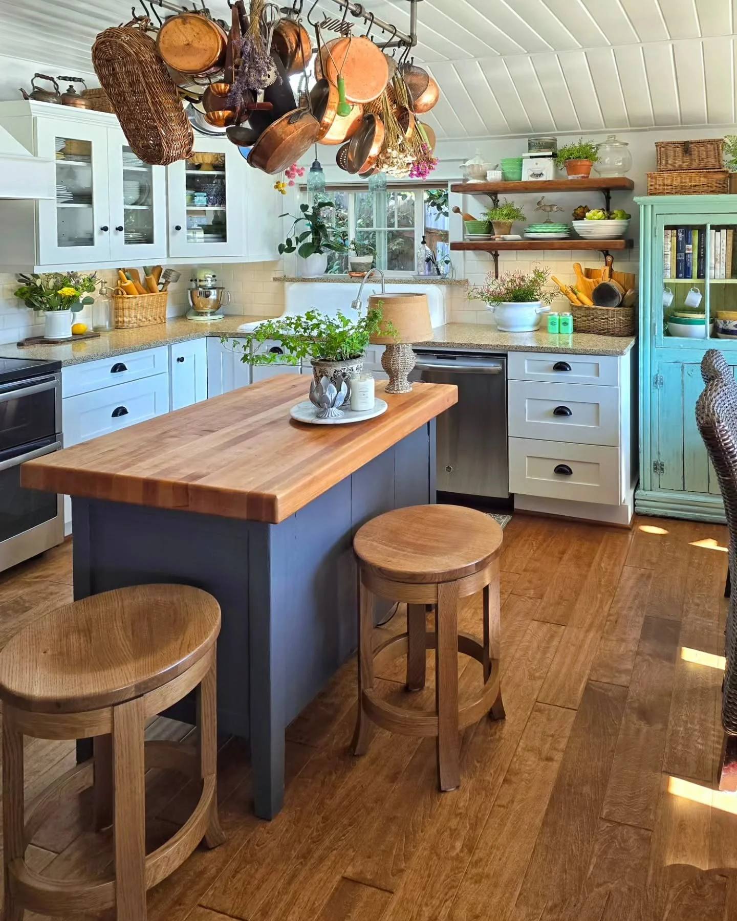 19. Cozy Cottage Mix with Painted Cabinetry (Vintage Kitchen Ideas)