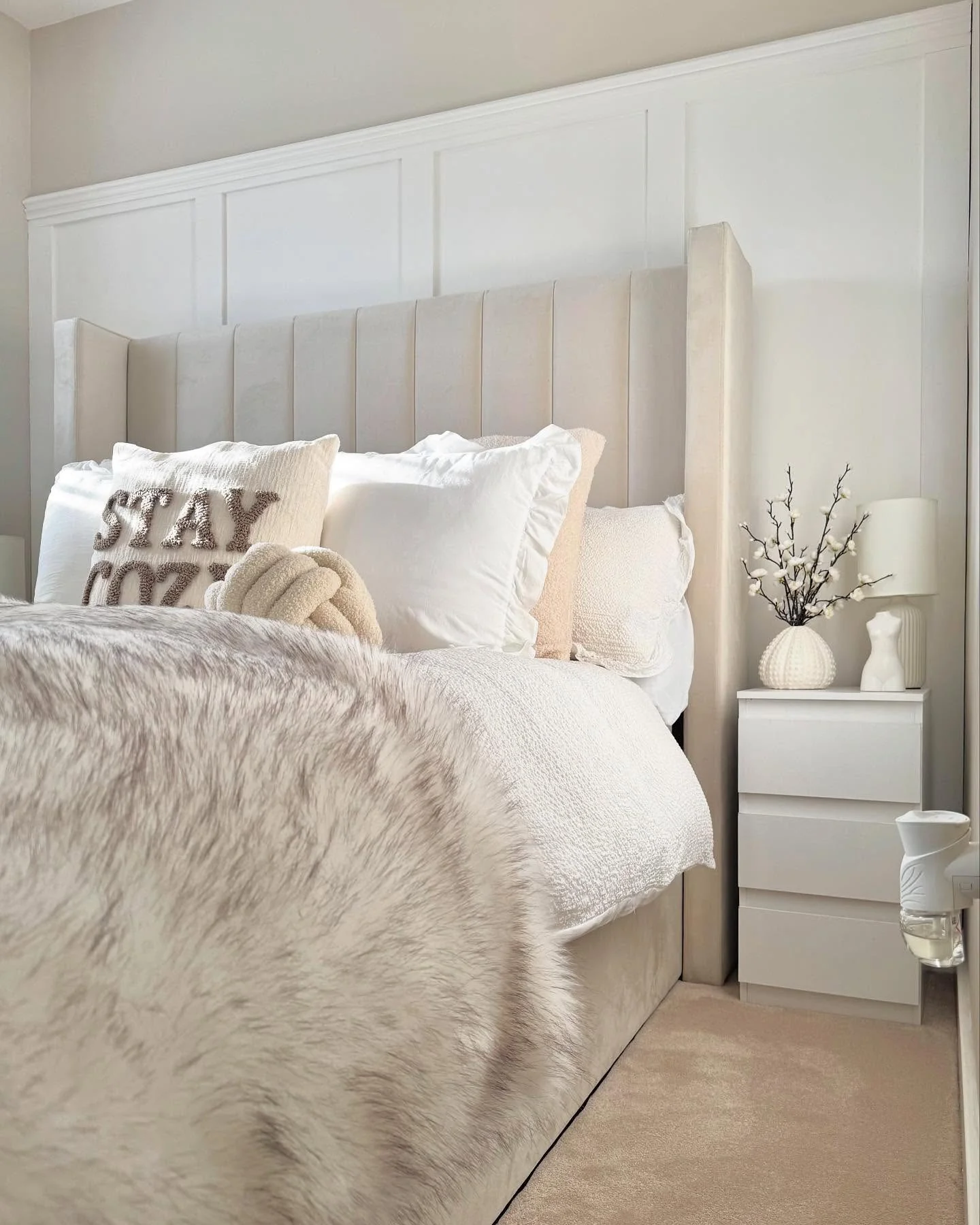 7. Textural Minimalism (Off White Bedroom Ideas)