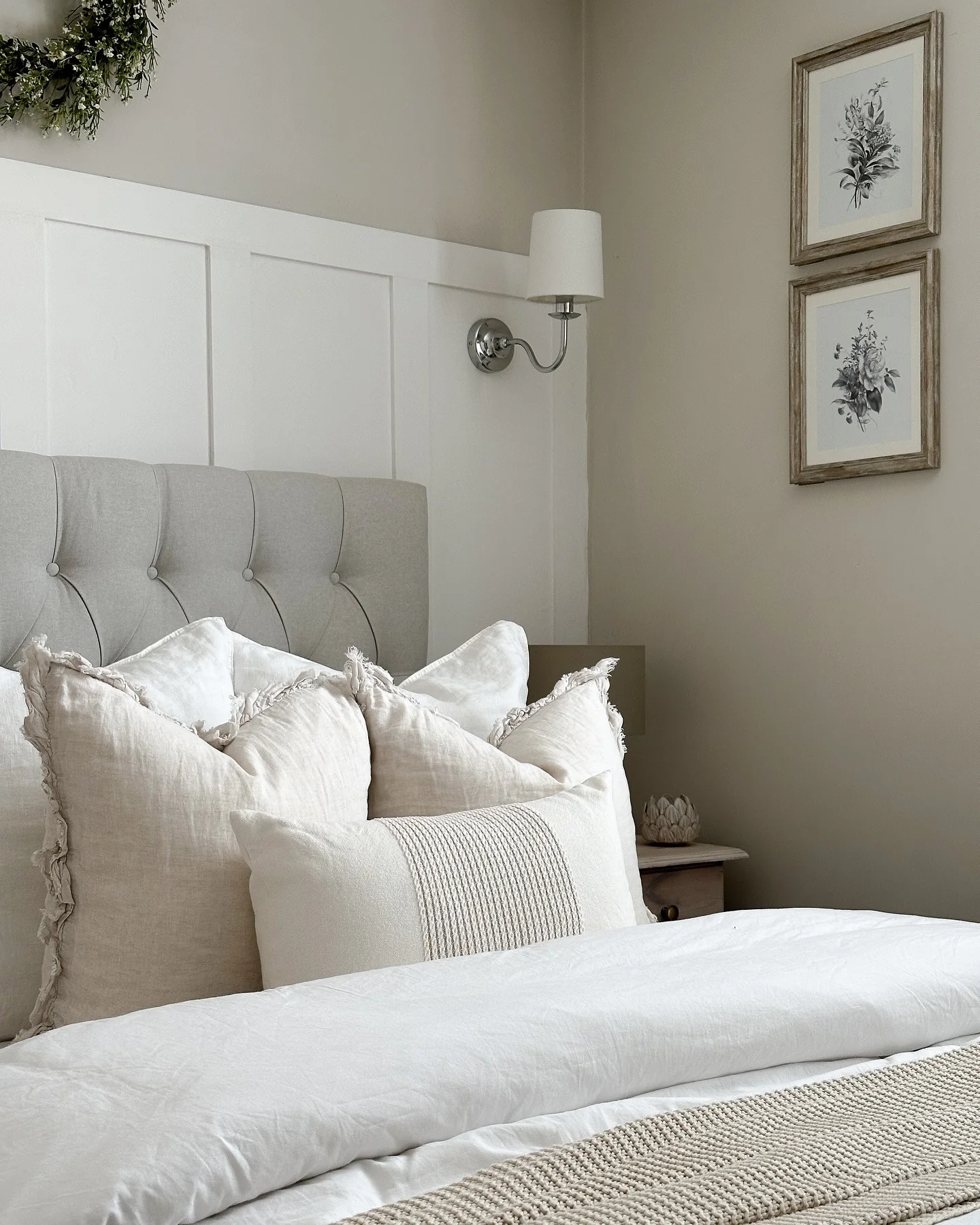 9. Warm Rustic Harmony (Off White Bedroom Ideas)