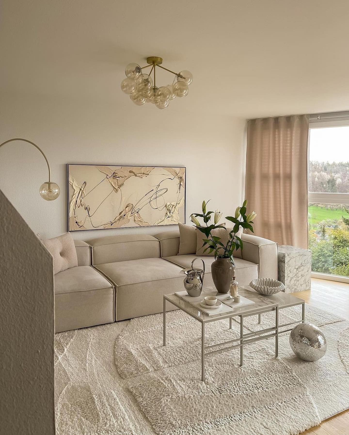 10. Refined Minimalism With Sculptural Decor (Cozy Living Room Ideas)