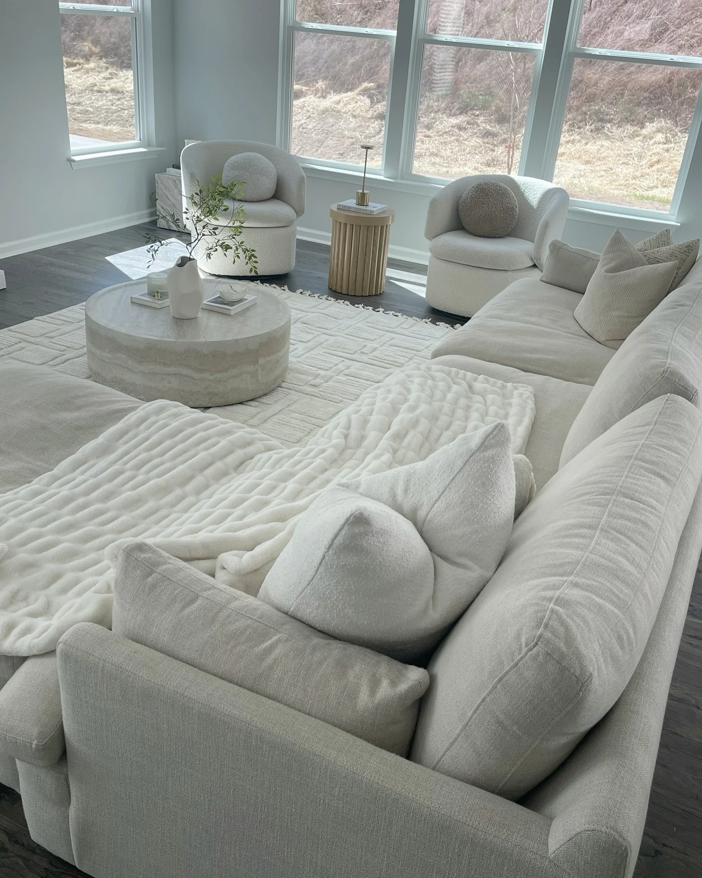 16. Crisp White With Cozy Proportions (Cozy Living Room Ideas)