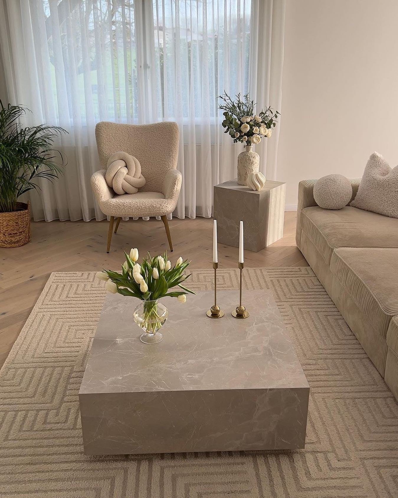 17. Modern Classic With Stone Elements (Cozy Living Room Ideas)