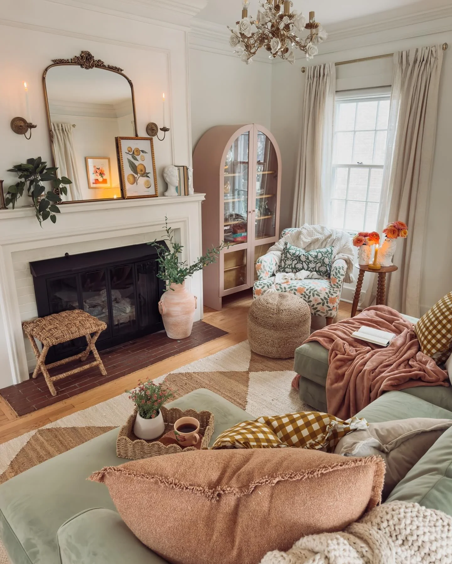 19. Playful Comfort With Vintage Details (Cozy Living Room Ideas)