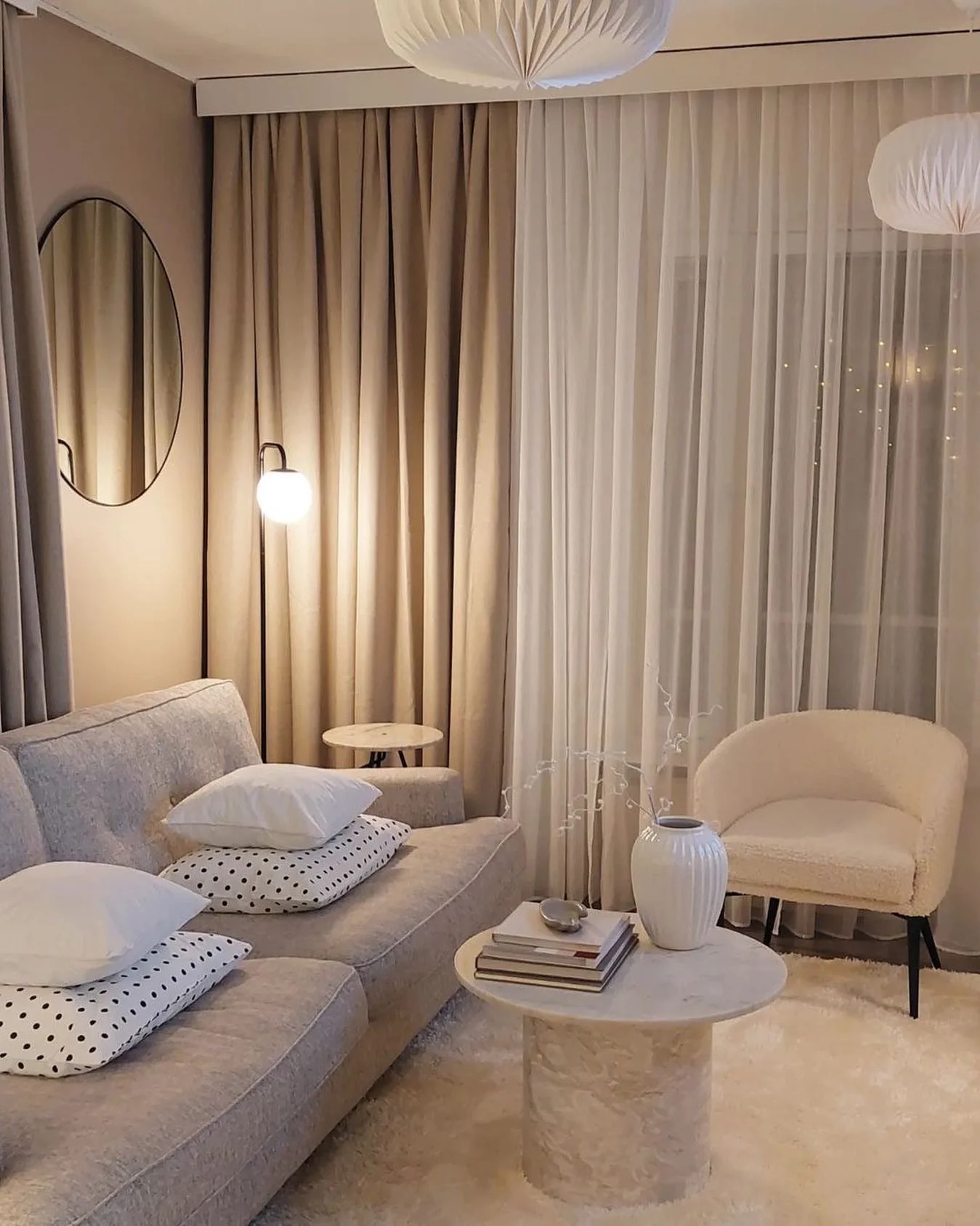 22. Cozy Minimalism With Soft Beige Drapes (Cozy Living Room Ideas)