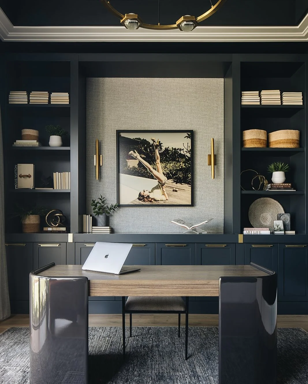 24. Dark Sophistication with Mixed Materials (Masculine Home Office Ideas)