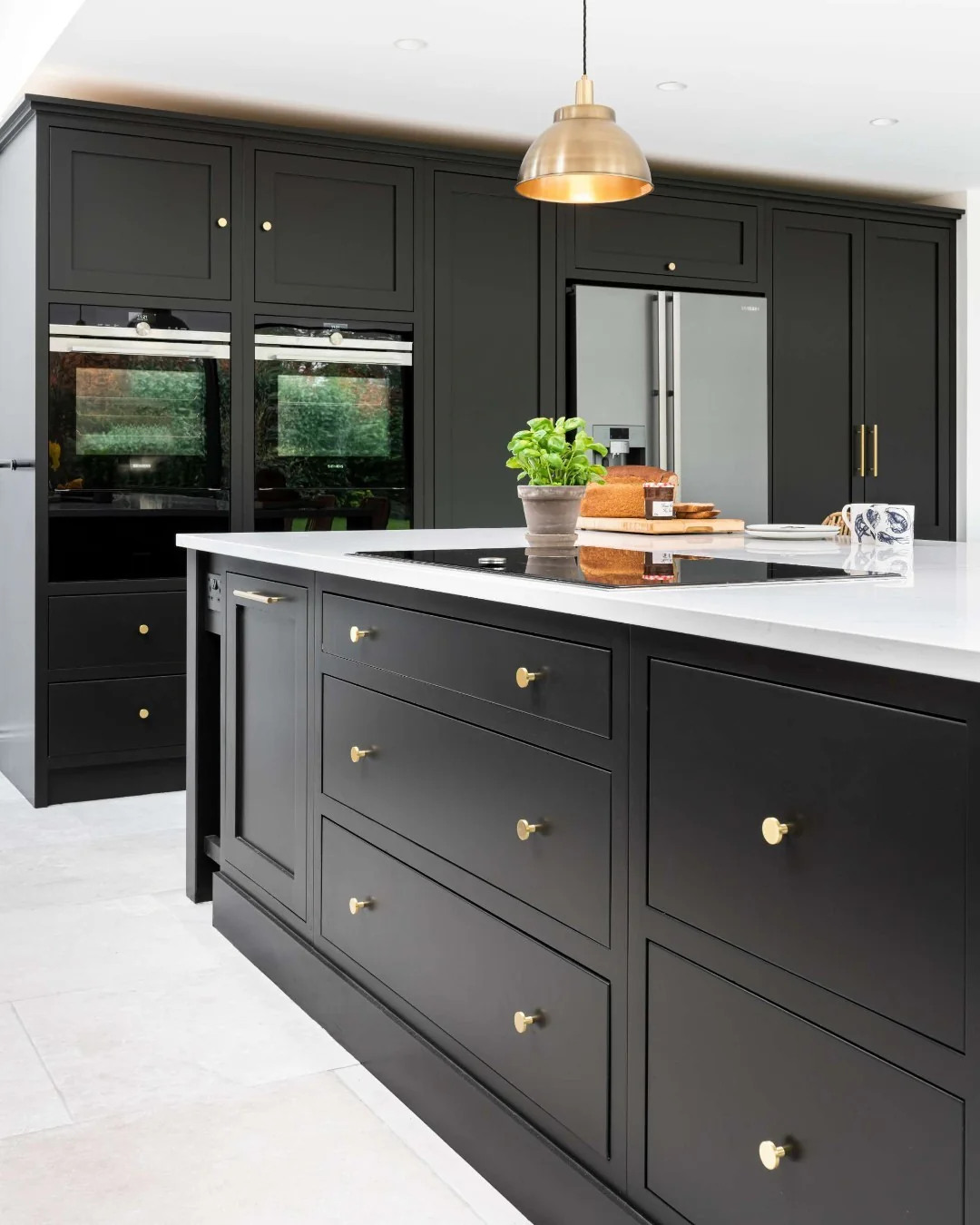 5. Minimalist Elegance with Brass Touches (Black Cabinets Kitchen Ideas)