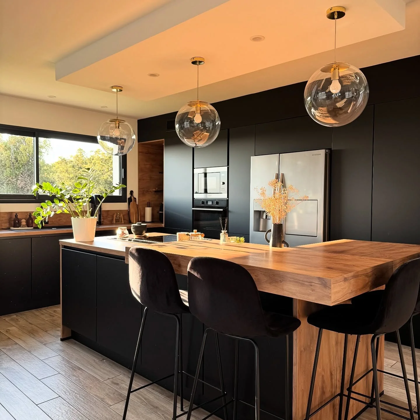 18. Warm Modern with Wood Accents (Black Cabinets Kitchen Ideas)