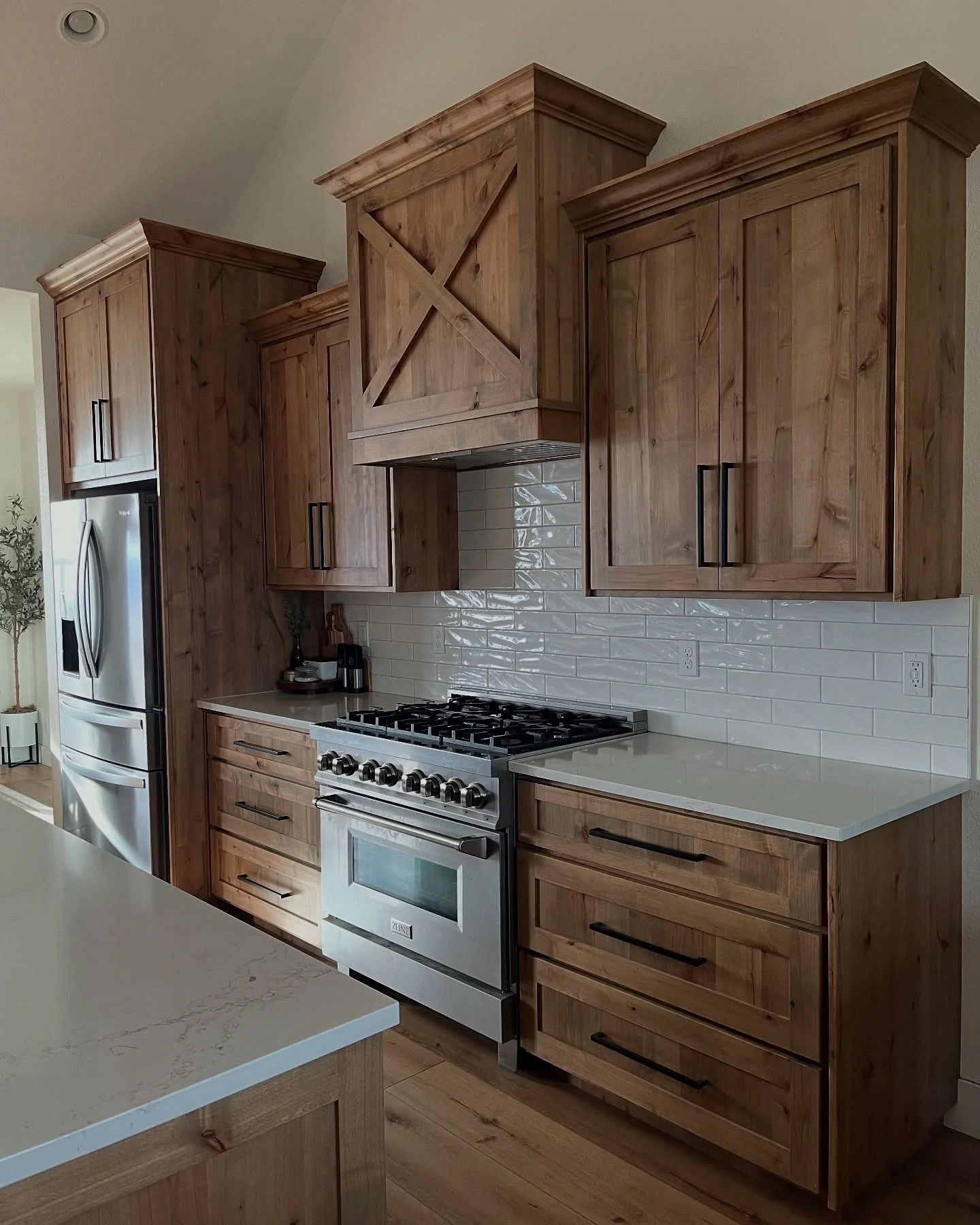 18. Farmhouse Simplicity with Knotty Pine Appeal (Brown Kitchen Cabinets Ideas)