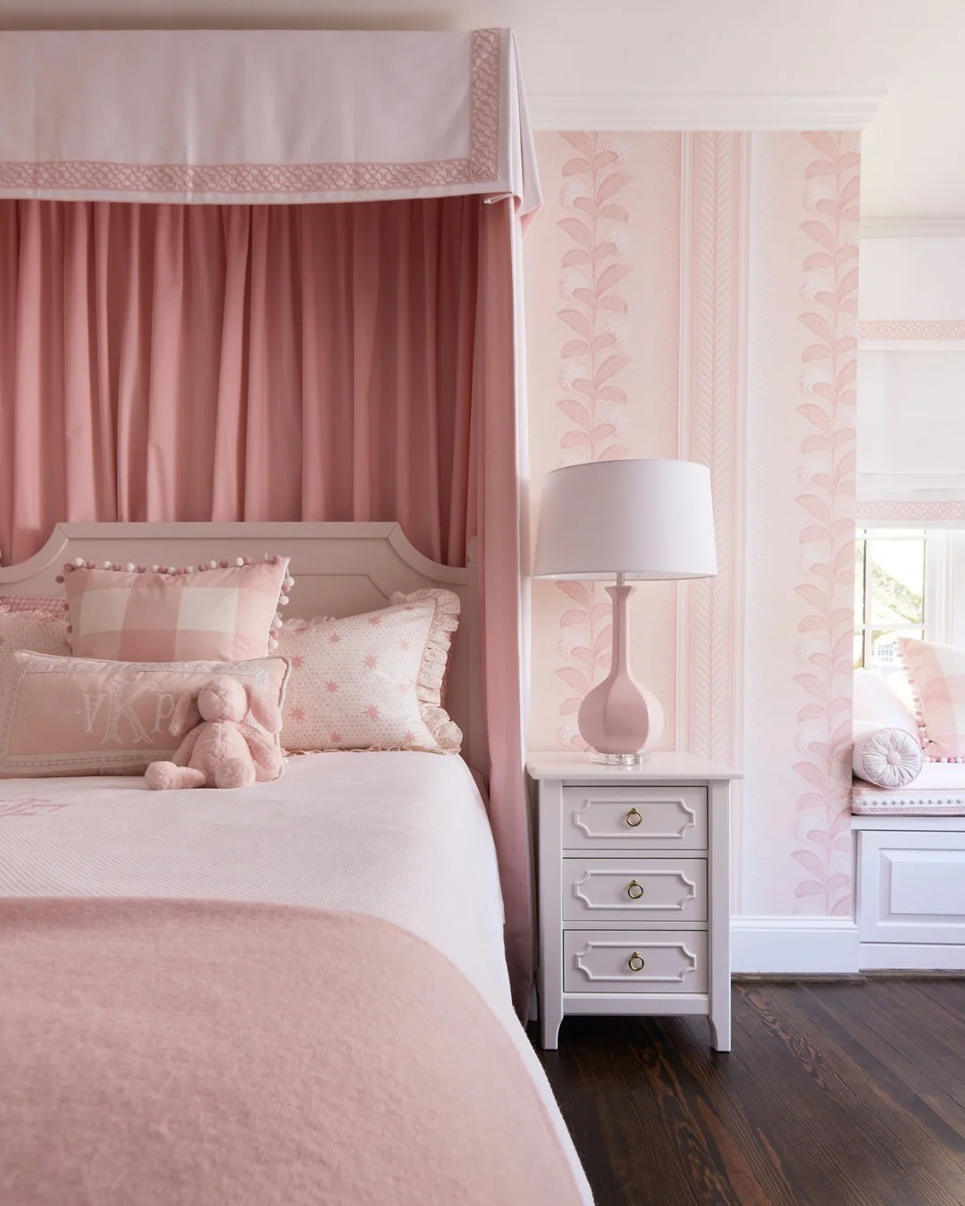 10. Chic Simplicity in Blush and Ivory (Pink and White Bedroom Ideas)