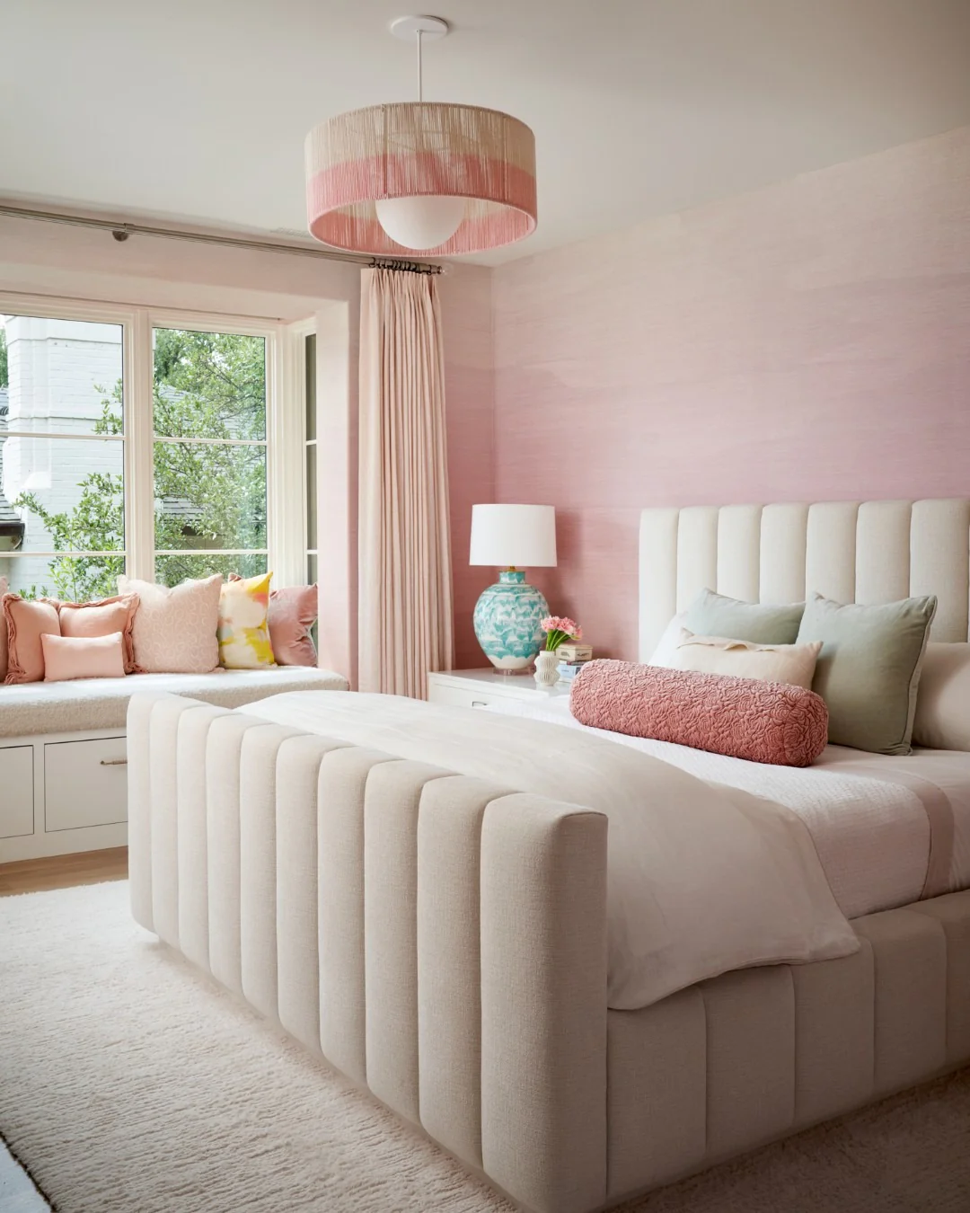 16. Cozy Texture with Soft Coral and White (Pink and White Bedroom Ideas)