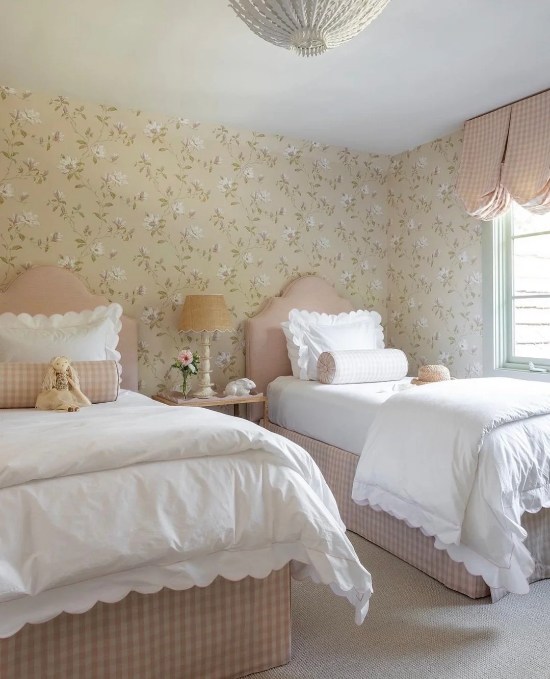17. Subtle Stars and Soft Geometry (Pink and White Bedroom Ideas)