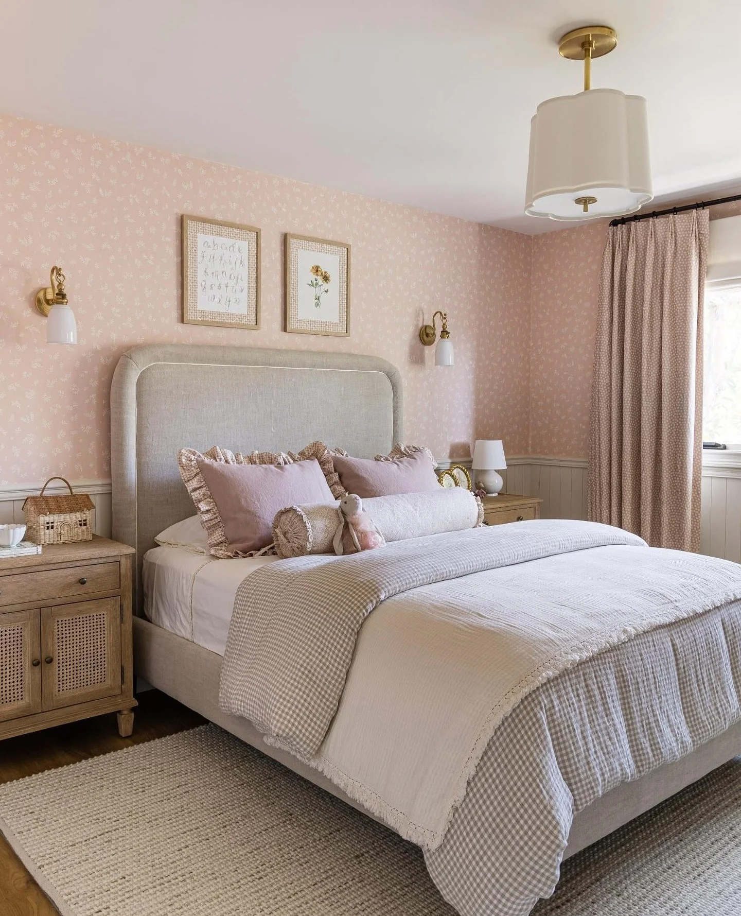 25. Country Cottage Meets Pale Pink (Pink and White Bedroom Ideas)