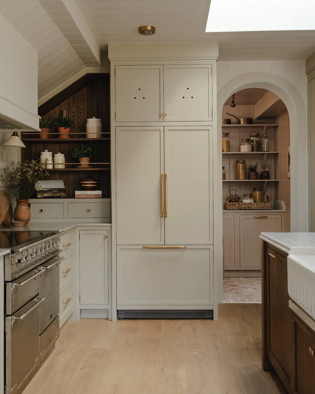 15. Classic Country Style with Built-In Warmth (Beige Kitchen Ideas)