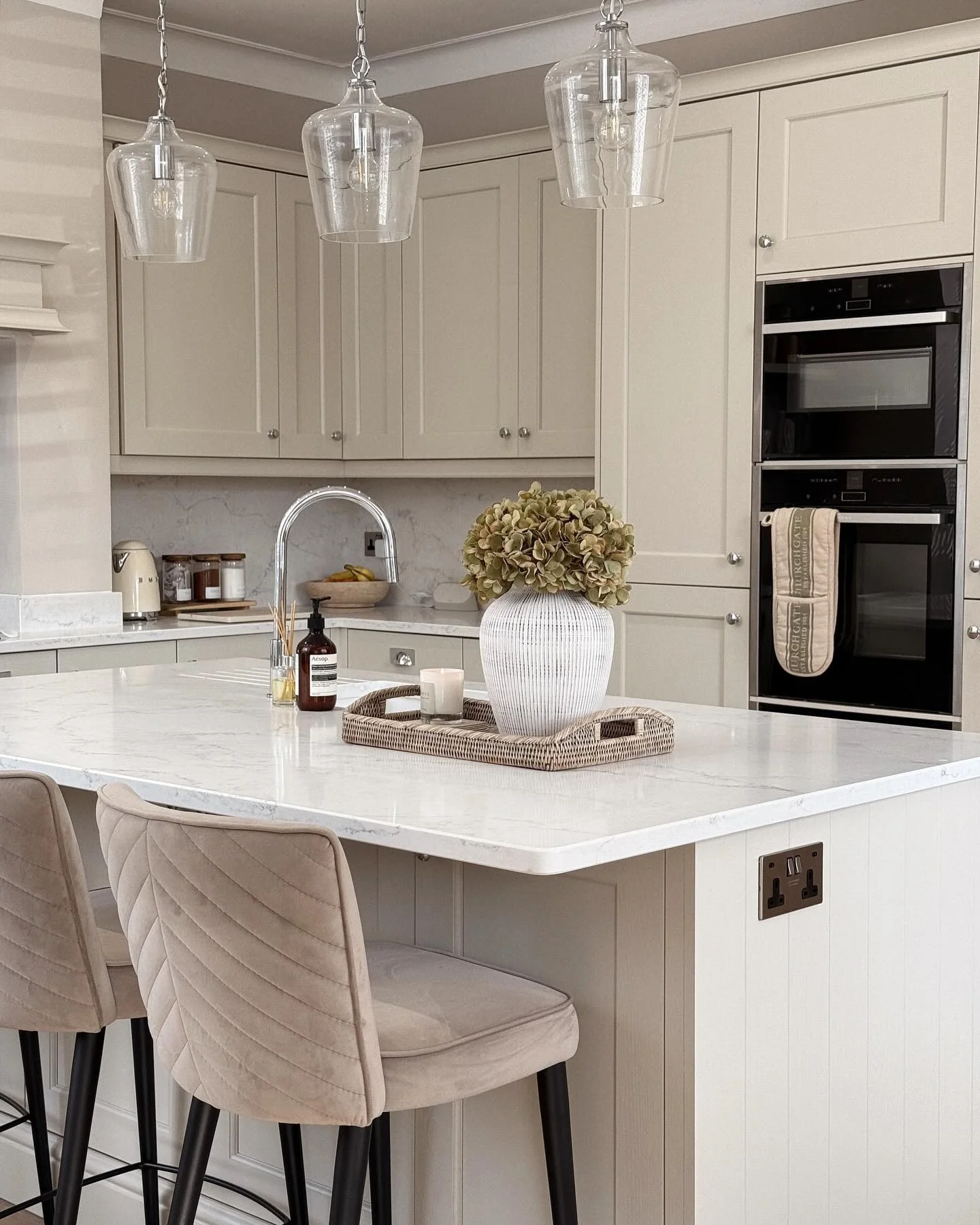 16. Soft Neutrals with Glam Touches (Beige Kitchen Ideas)