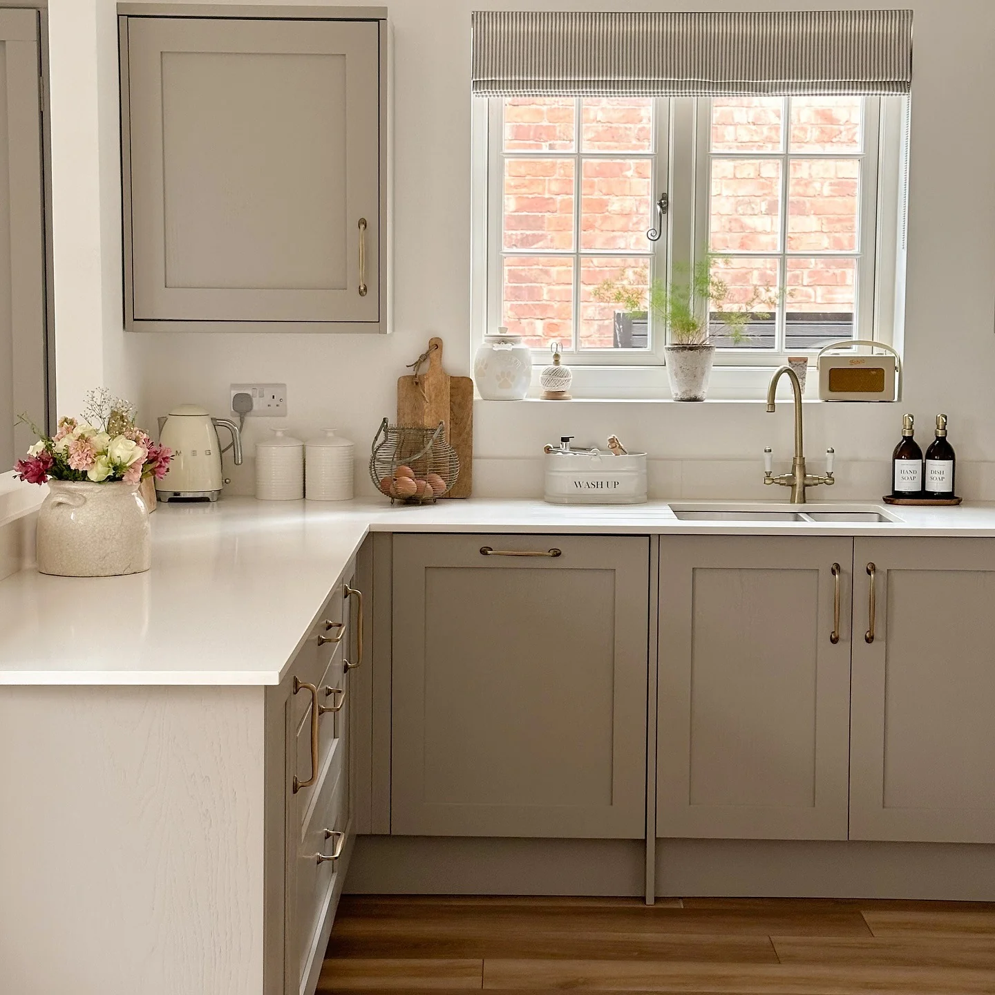 18. Country Cottage Chic with Warm Undertones (Beige Kitchen Ideas)