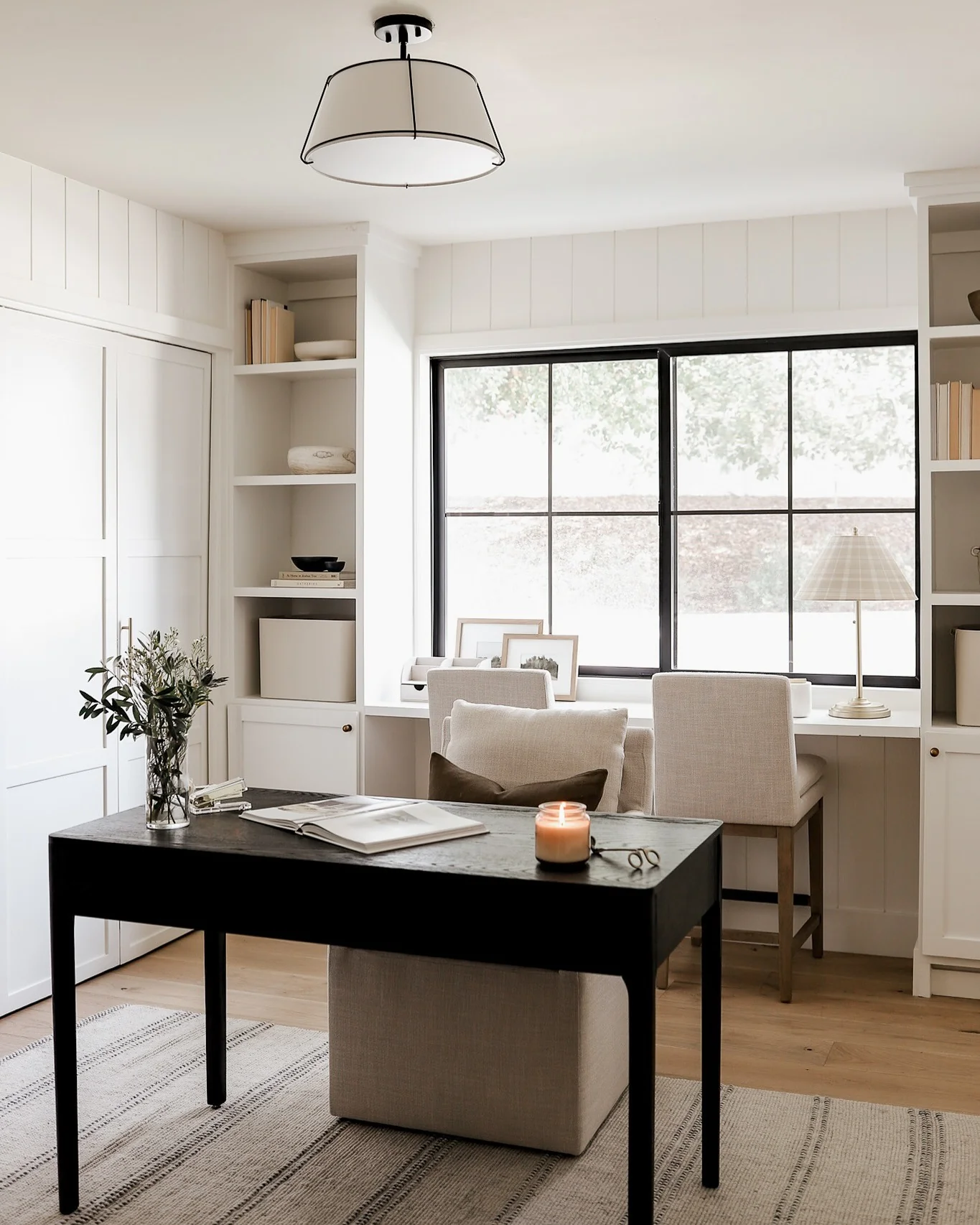 23. Bright Neutrals with Black Contrast (Earth Tones Office Ideas)