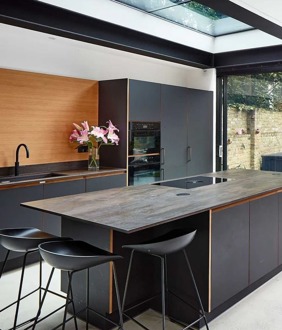 8. Contemporary Matte Black Kitchen with Natural Wood Splash (Modern Kitchen Ideas)