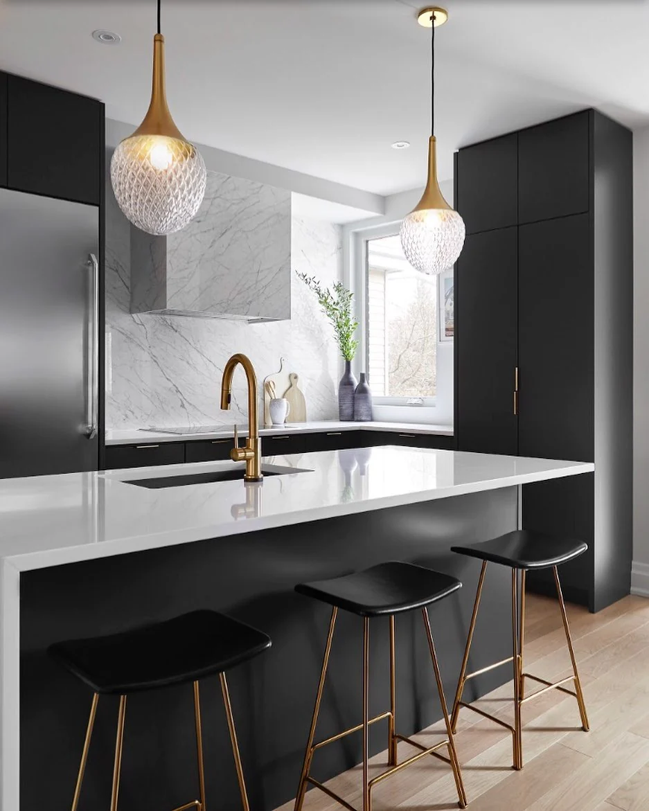 10. Chic Black and White Kitchen with Golden Accents (Modern Kitchen Ideas)