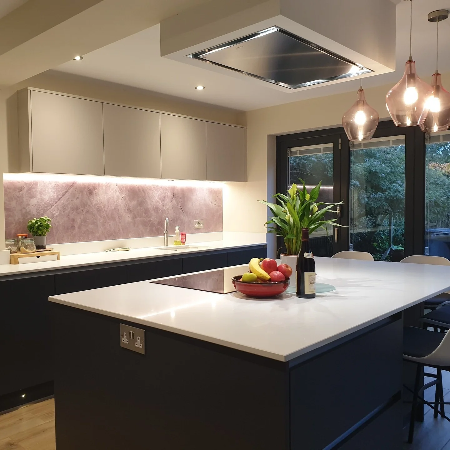 12. Soft Modern Kitchen with Mauve Backsplash Accent (Modern Kitchen Ideas)