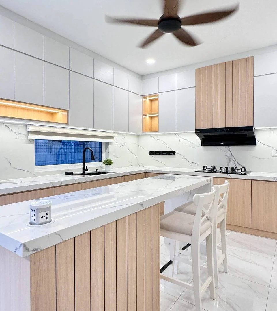 15. Contemporary Japandi-Style Kitchen in White and Blonde Wood (Modern Kitchen Ideas)