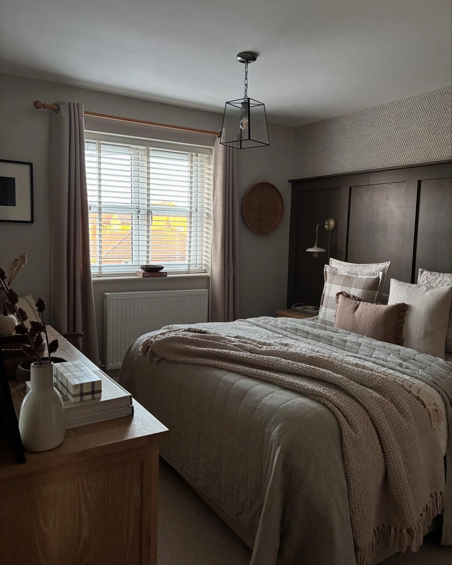 21. Neutral Layers in Warm Greige (Moody Bedroom Ideas)