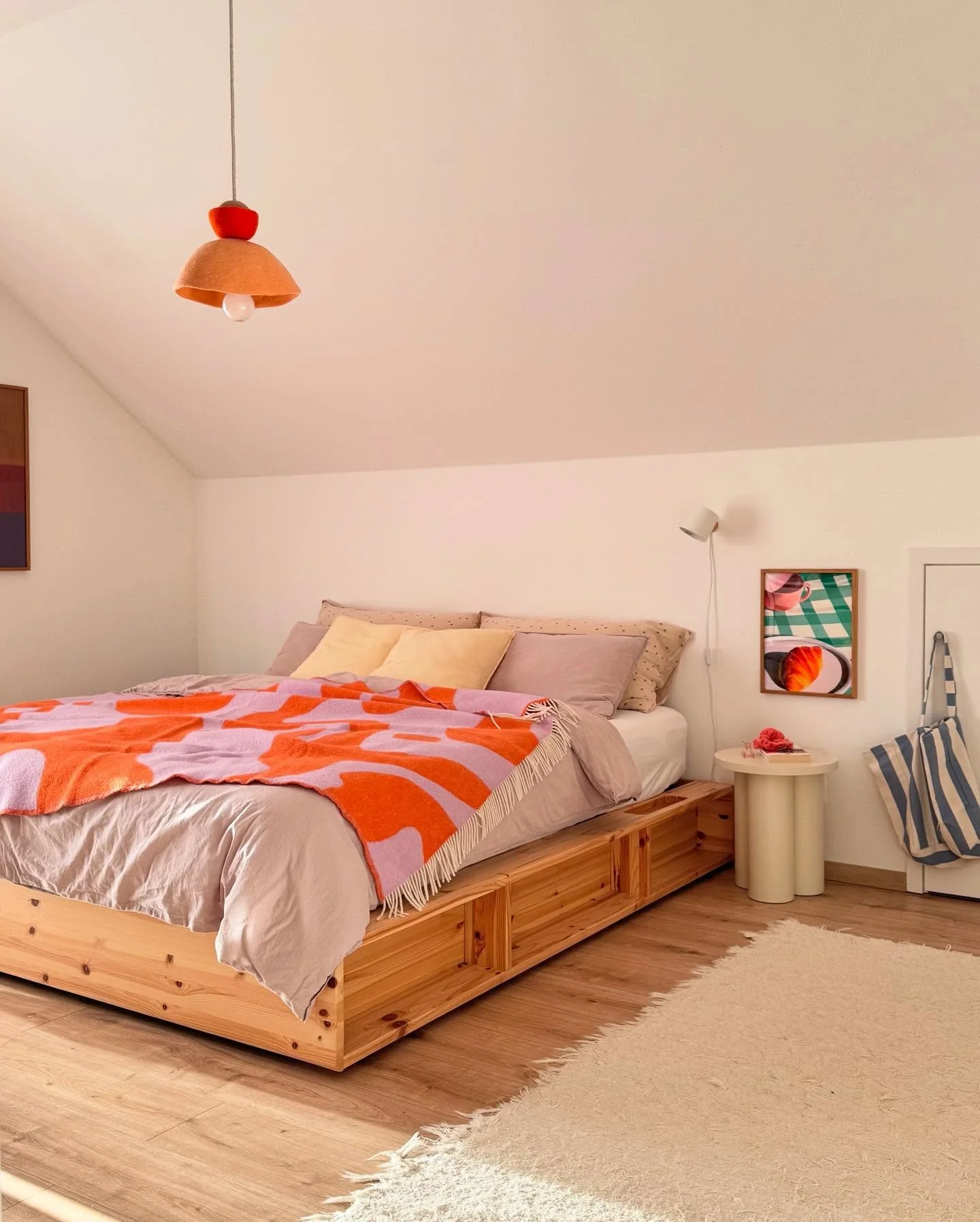 17. Scandi Pop Minimalism (Serene Bedroom Ideas)