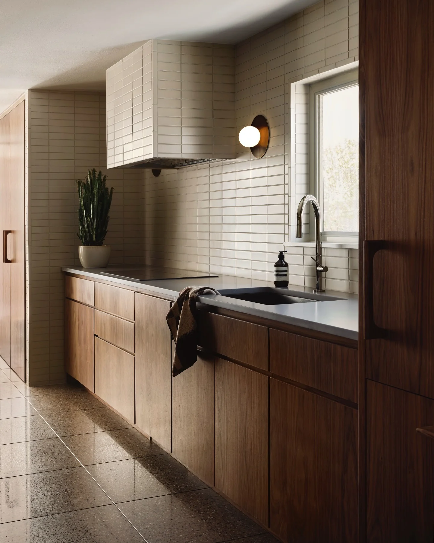 7. Midcentury Warmth with Streamlined Walnut (Brown Kitchen Ideas)