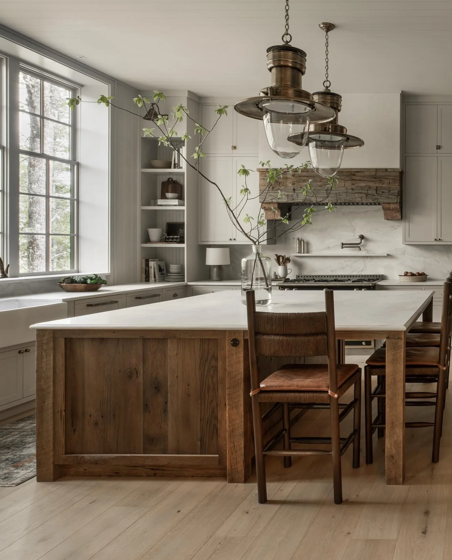 10. Rustic Refinement with Farmhouse Roots (Brown Kitchen Ideas)