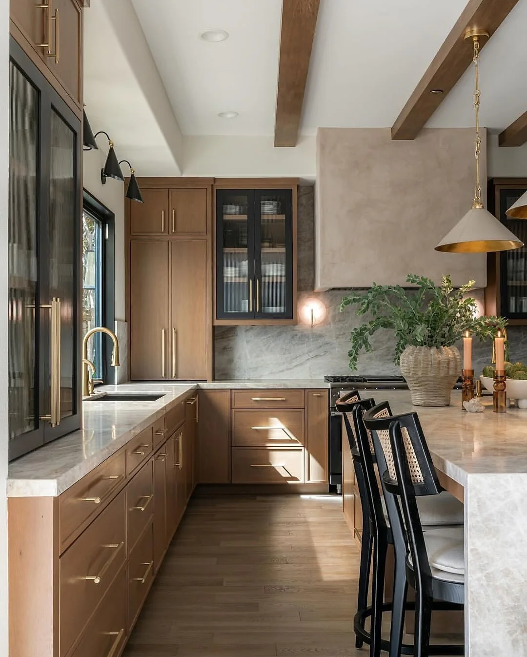 20. Classic Meets Contemporary with Warm Oak and Black Accents (Brown Kitchen Ideas)