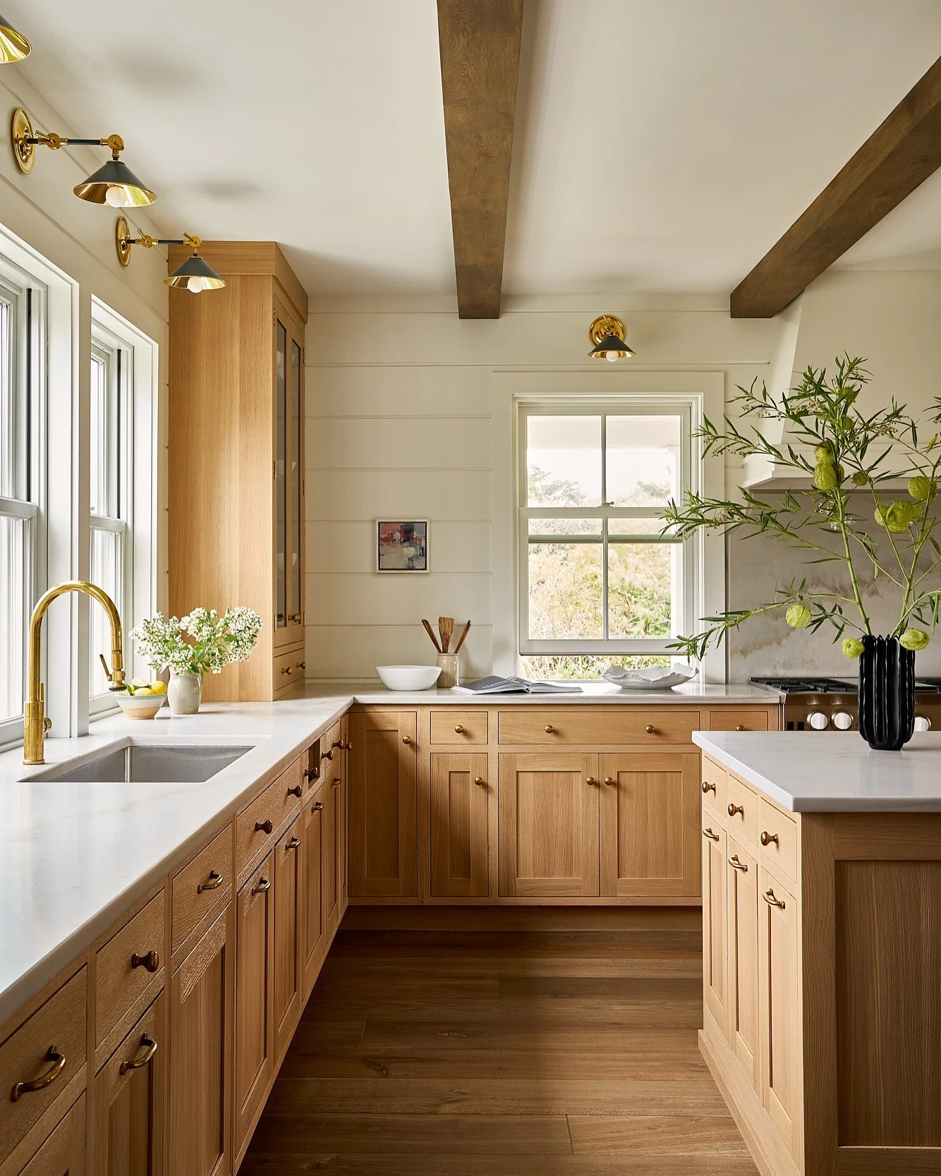 23. Sunlit Tradition in Honey Oak (Brown Kitchen Ideas)