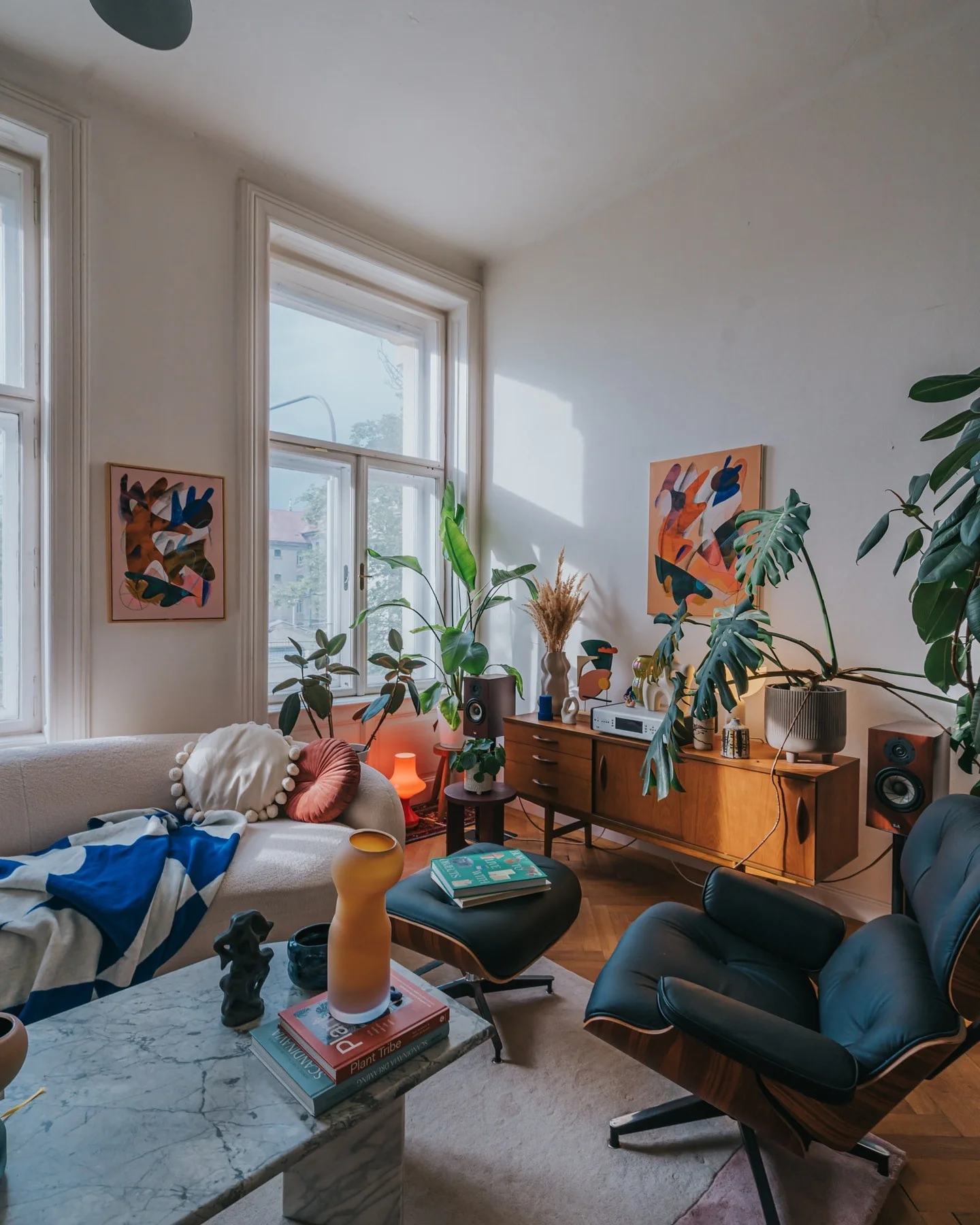 6. Retro Collectors’ Lounge in Natural Light (Earth Tones Living Room Ideas)