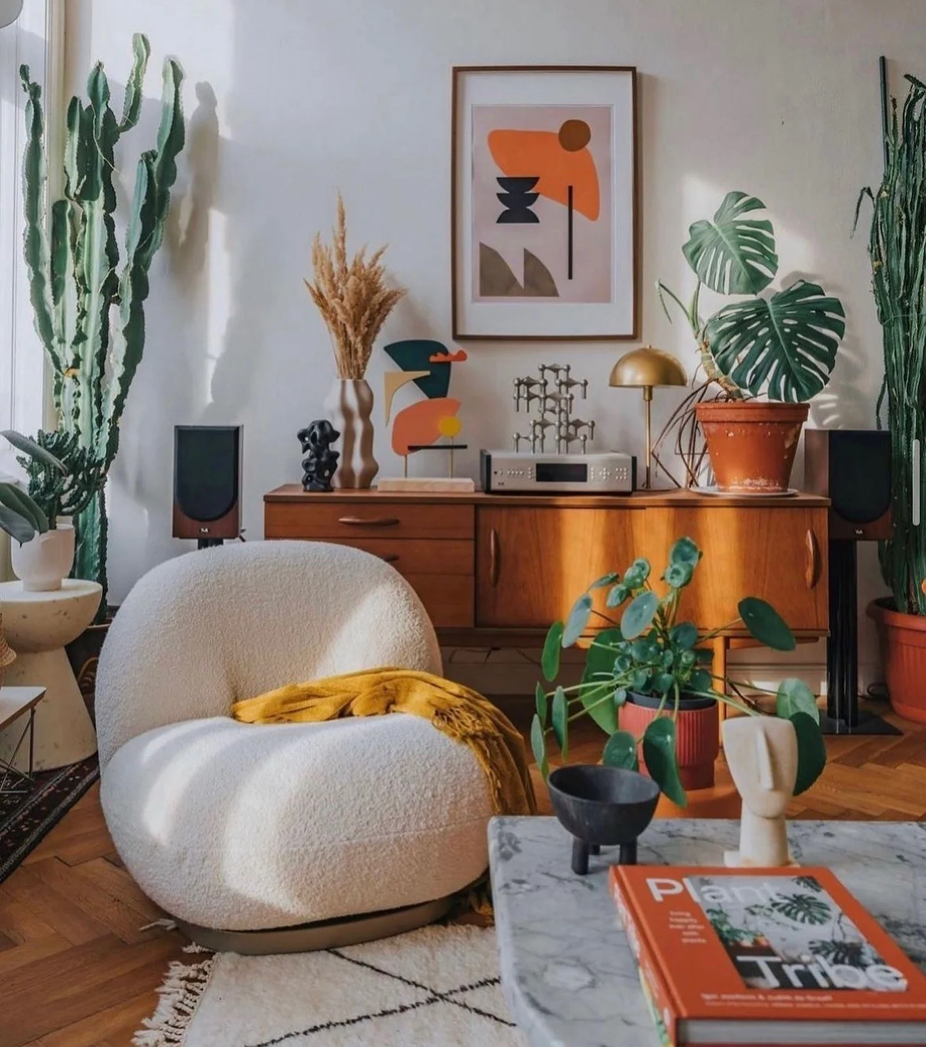 17. Midcentury Meets Modern Desert (Earth Tones Living Room Ideas)