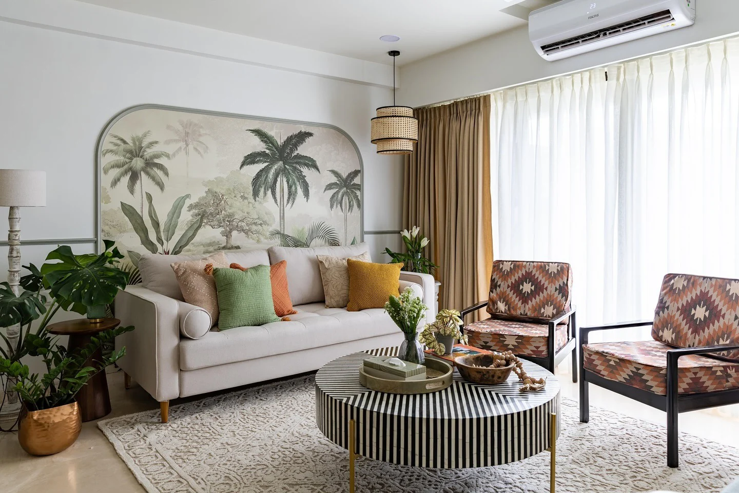 25. Tropical Tranquility with Sunset Accents (Earth Tones Living Room Ideas)