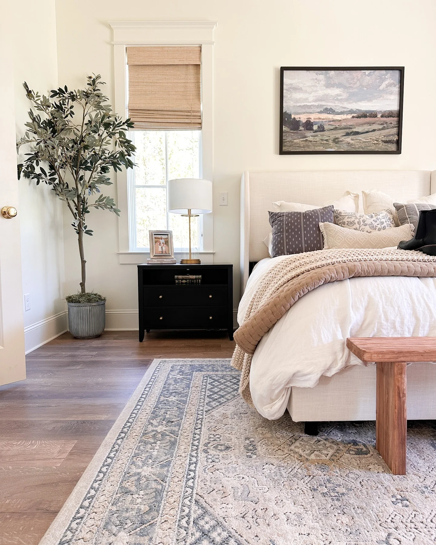 23. Crisp Natural Light with Dusty Taupe Accents (Earth Tones Bedroom Ideas)