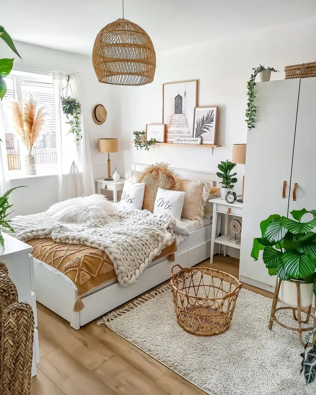 19. Sunlit Boho in Butterscotch and White (Earth Tones Bedroom Ideas)