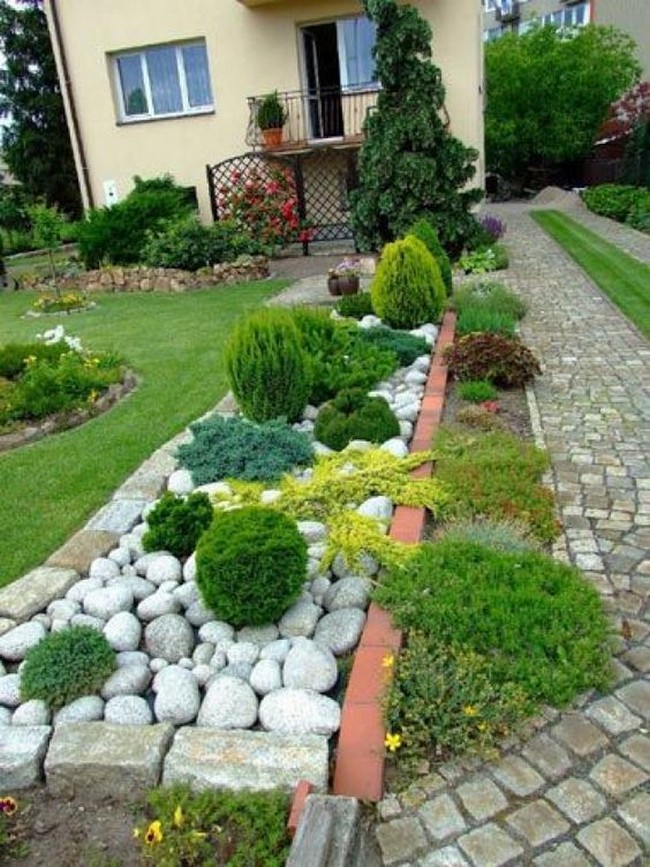Beaux parterres de fleurs près de la maison