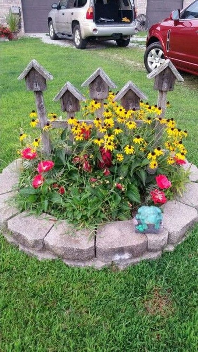 Beaux parterres de fleurs près de la maison