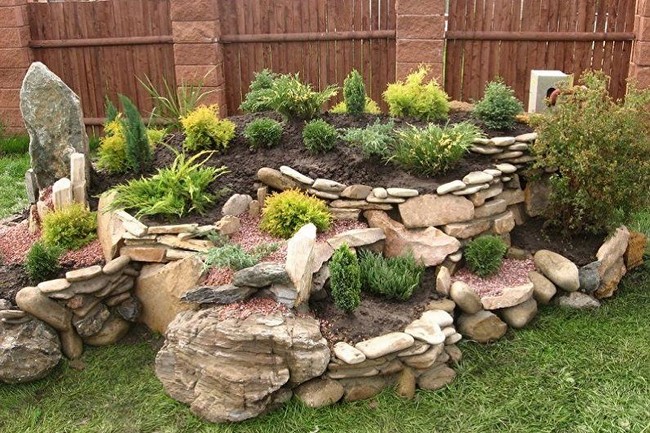 Beaux parterres de fleurs près de la maison