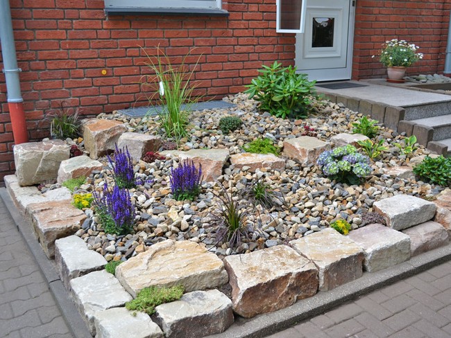 Beaux parterres de fleurs près de la maison