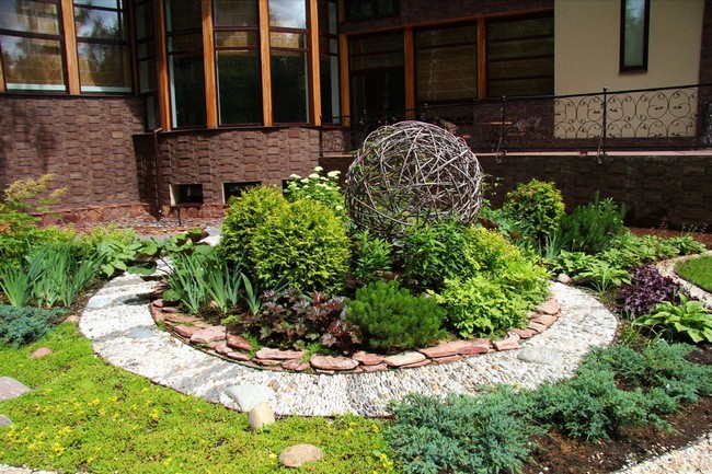 Beaux parterres de fleurs près de la maison