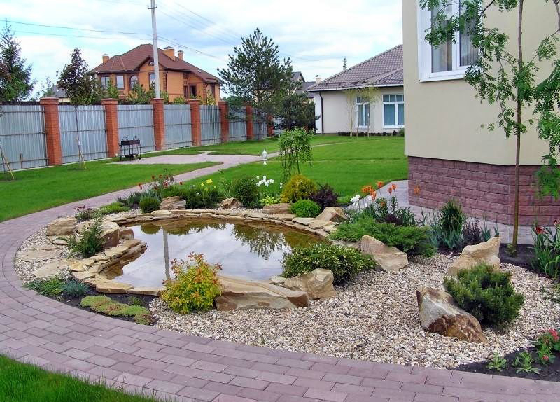 Aménagement paysager du terrain devant la maison