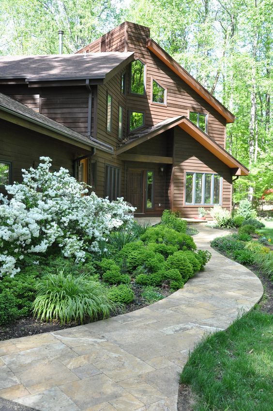 Aménagement paysager du terrain devant la maison