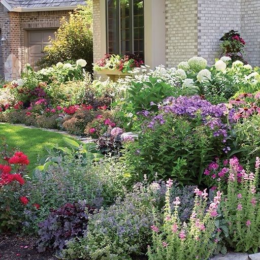 Jardin fleuri près de la maison